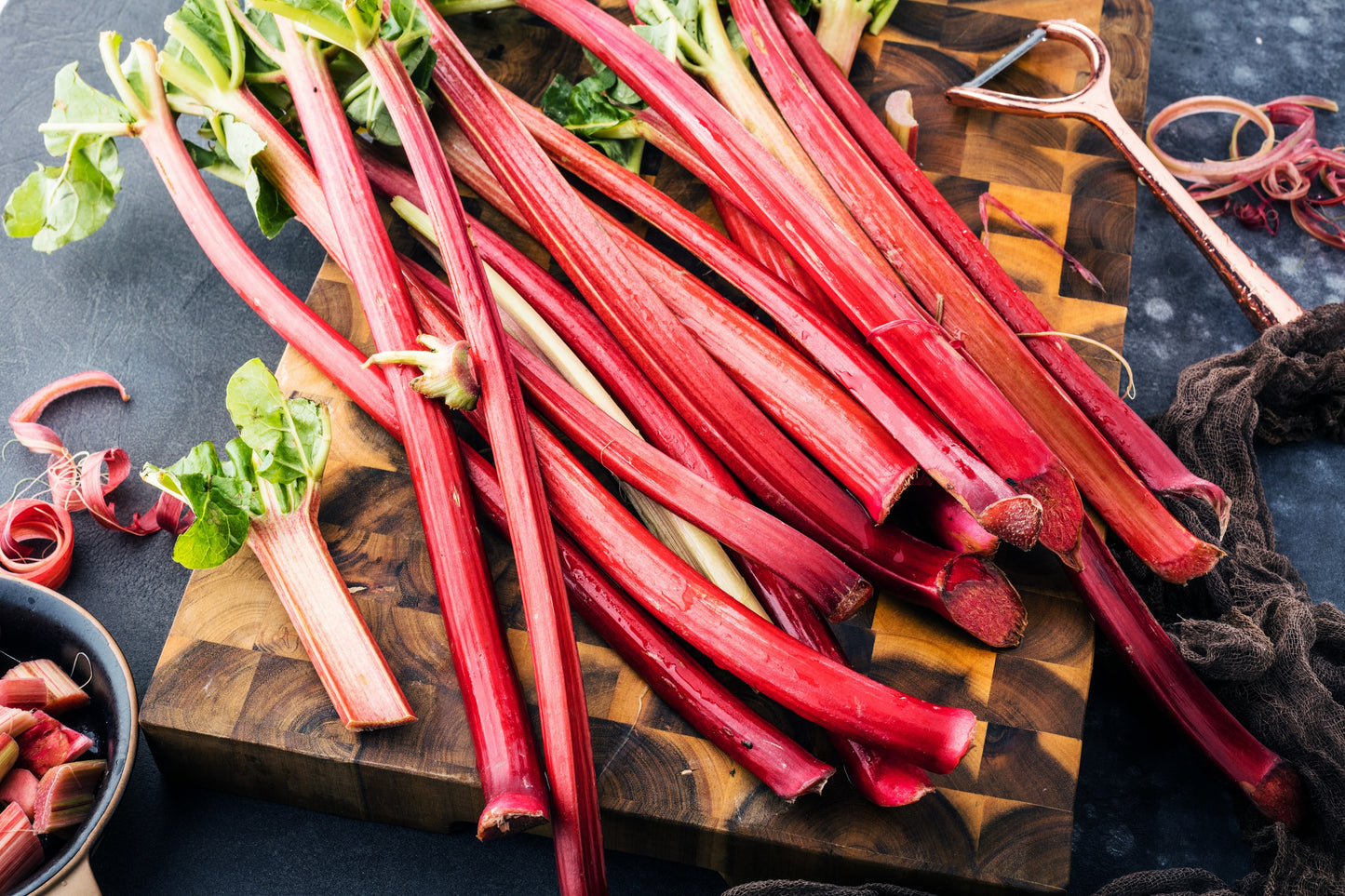 25 VICTORIA RHUBARB aka Pieplant Rheum Rhabarbarum Perennial Fruit Vegetable Seeds