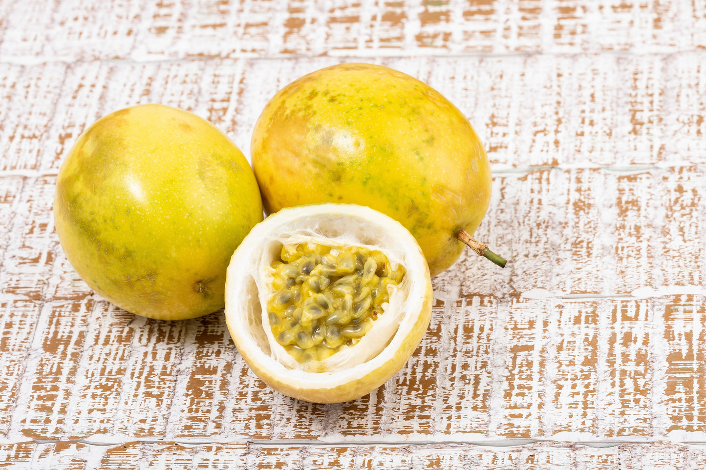 10 YELLOW PASSION FRUIT Vine Passiflora Edulis Flavicarpa Golden Passionfruit Purple & White Flower Seeds