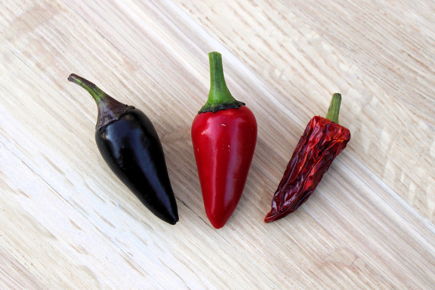 25 BLACK HUNGARIAN PEPPER Capsicum Annuum Mildly Hot Vegetable Seeds